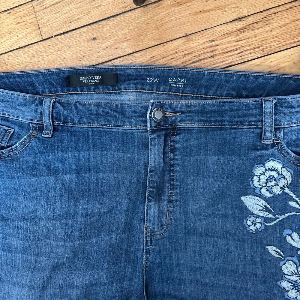 Simply Vera Vera Wang Floral Embroidered Mid Rise Capri Jeans Size 22W